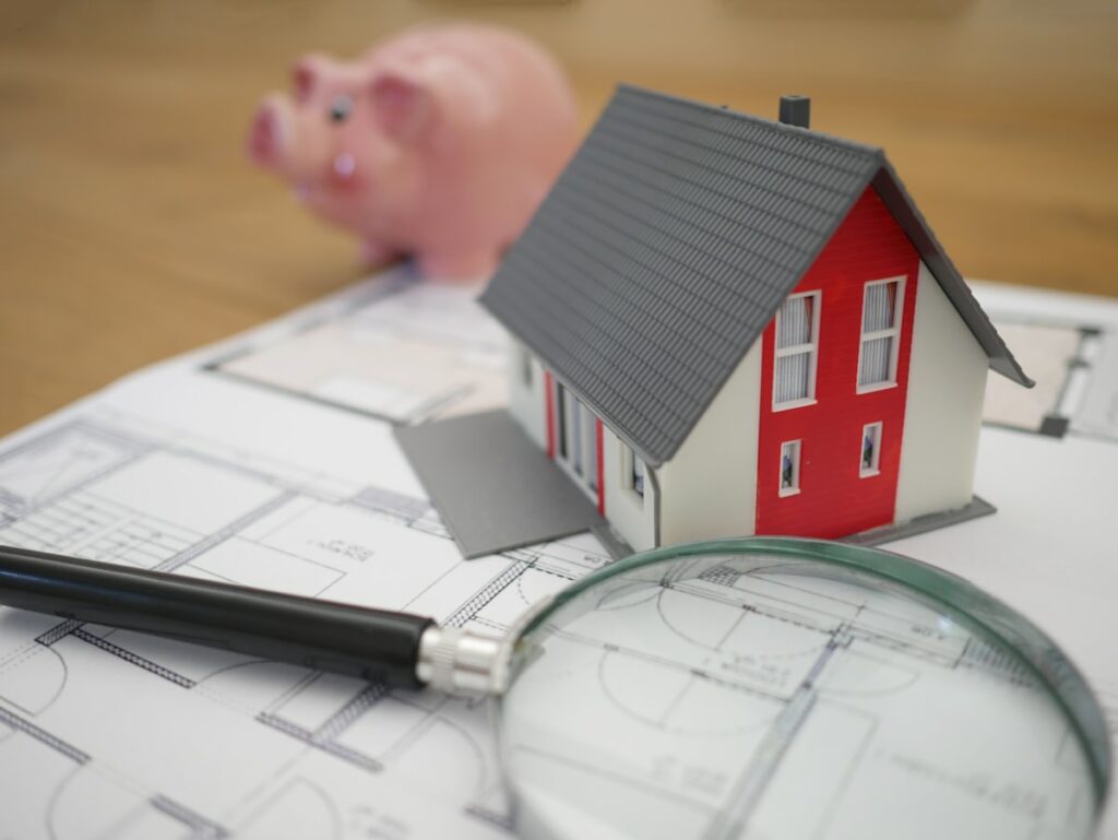 Chuyên viên môi giới bất động sản tư vấn khách hàng trong mùa cao điểm bán hàng